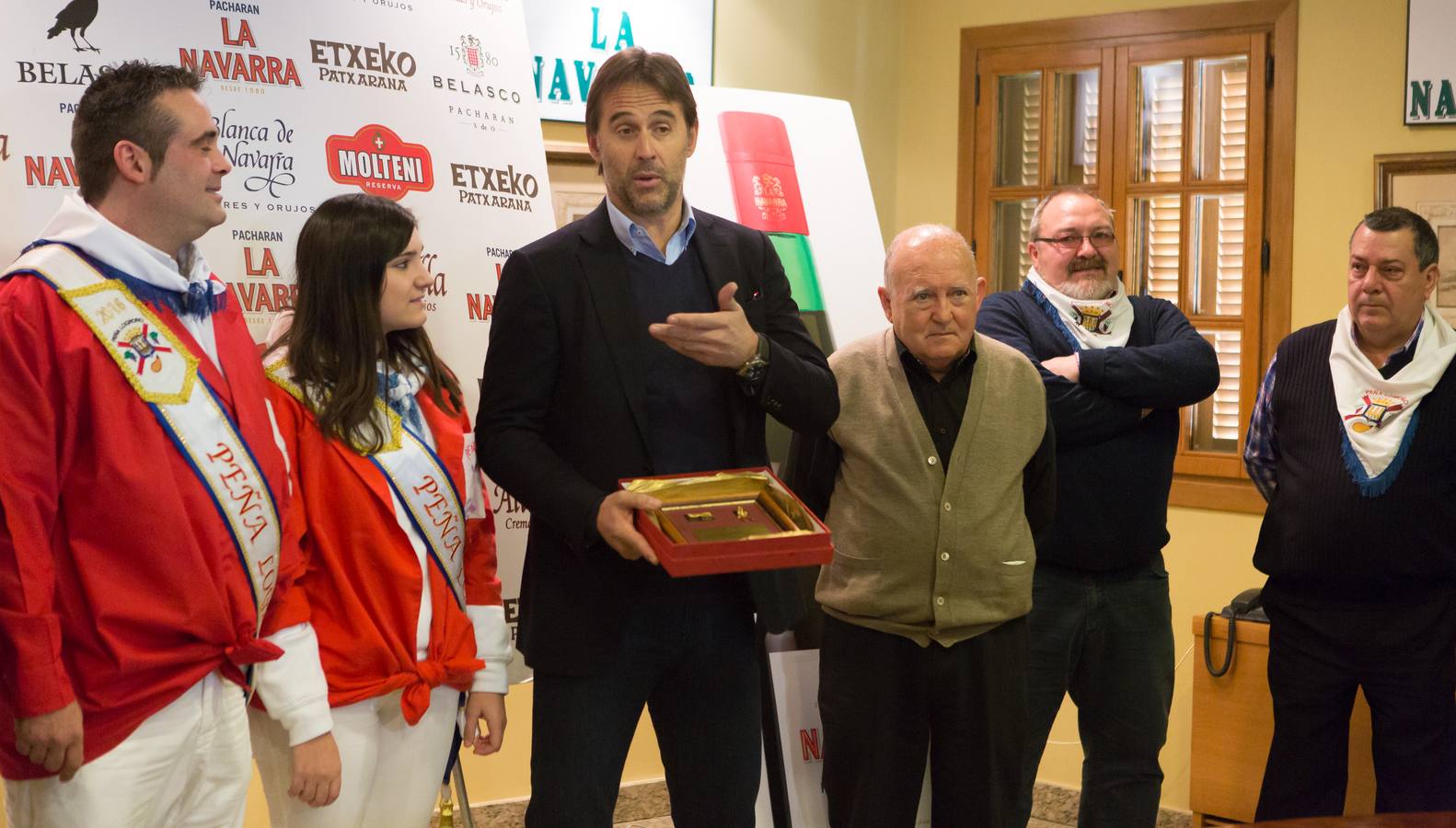 Julen Lopetegui recibe las &quot;llaves de oro del chamizo&quot; de la Peña Logroño