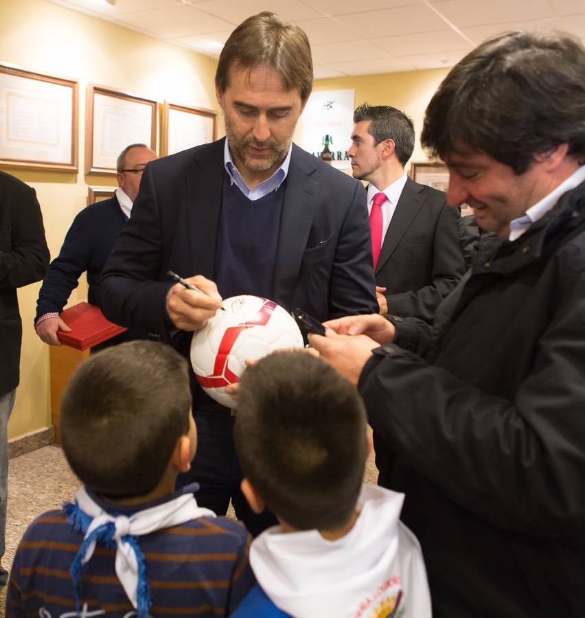 Julen Lopetegui recibe las &quot;llaves de oro del chamizo&quot; de la Peña Logroño