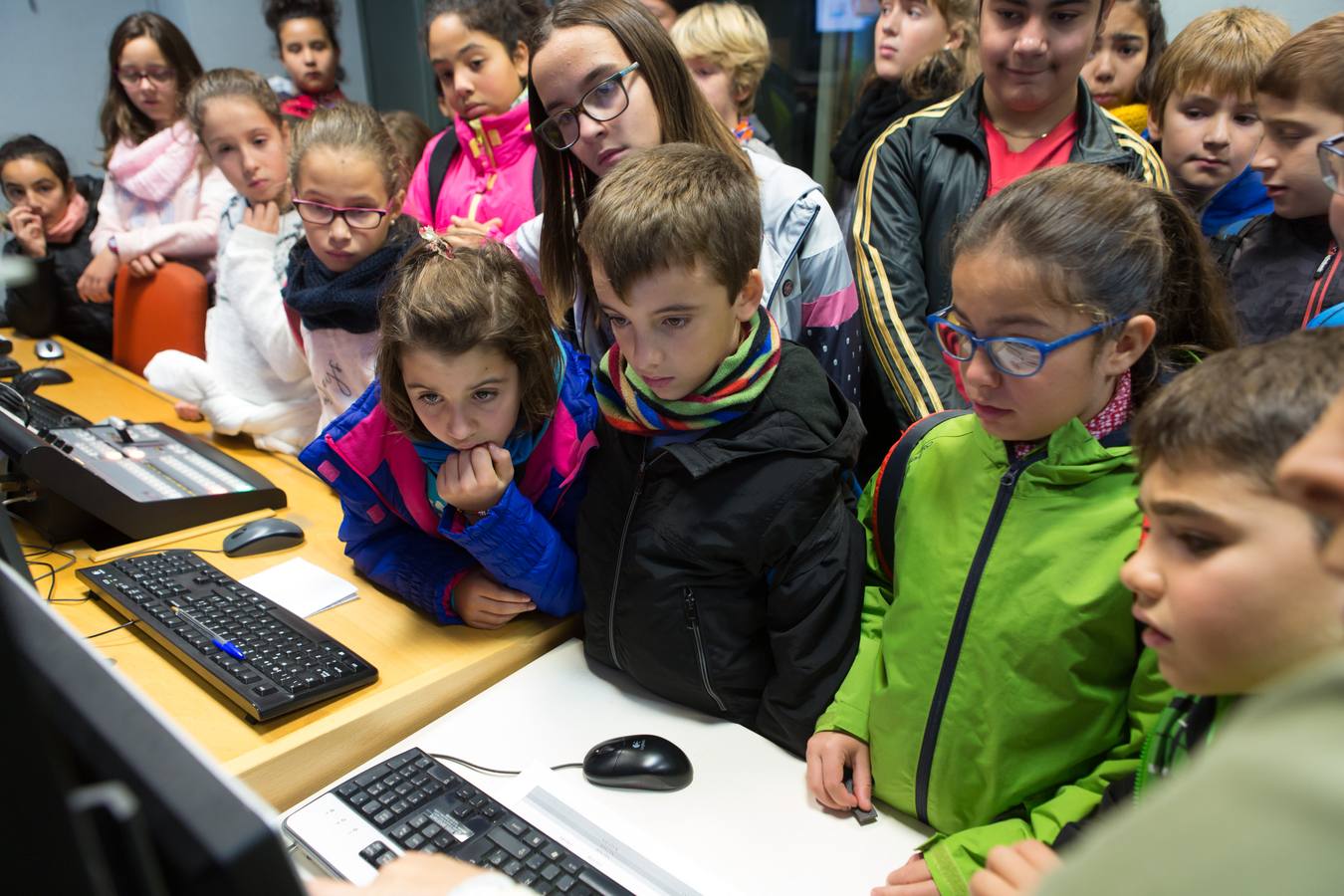 Los alumnos del Cra Moncalvillo de Entrena han visitado la multimedia de Diario LA RIOJA