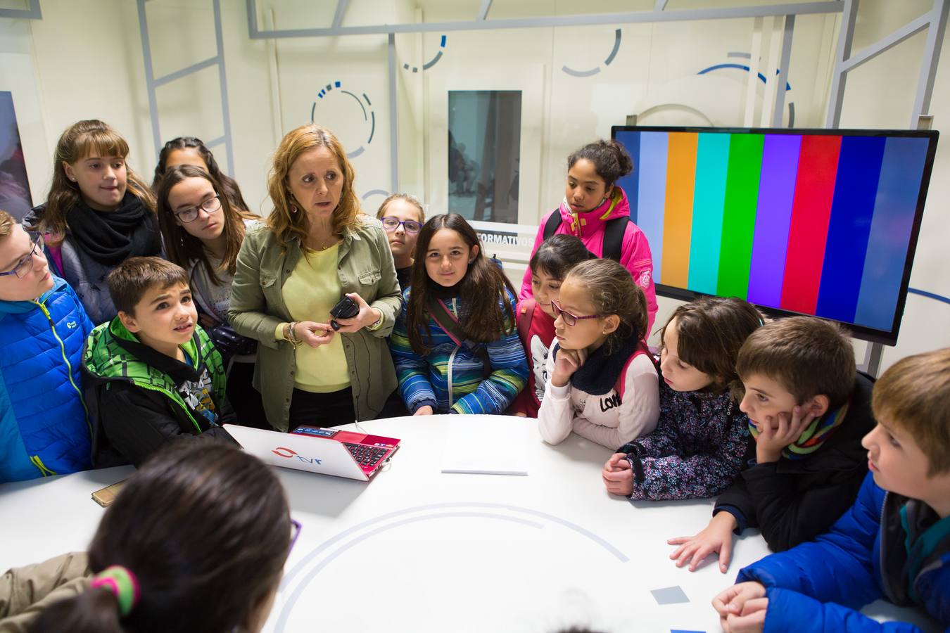 Los alumnos del Cra Moncalvillo de Entrena han visitado la multimedia de Diario LA RIOJA