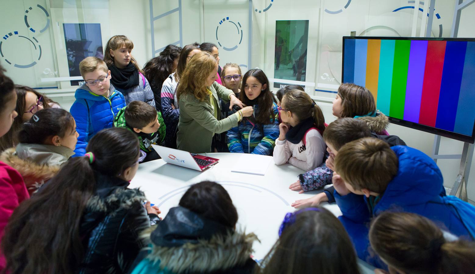 Los alumnos del Cra Moncalvillo de Entrena han visitado la multimedia de Diario LA RIOJA