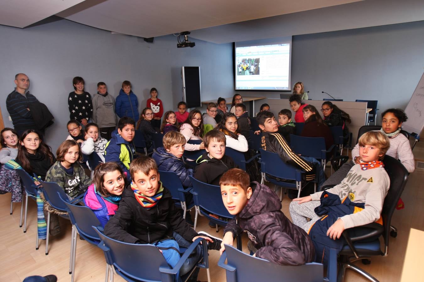 Los alumnos del Cra Moncalvillo de Entrena han visitado la multimedia de Diario LA RIOJA