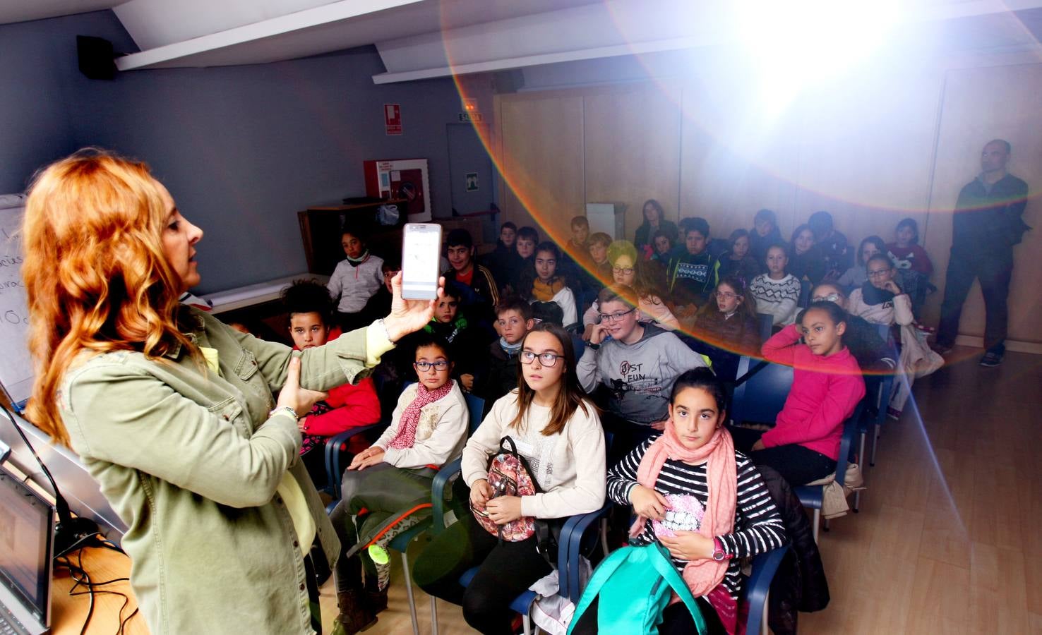 Los alumnos del Cra Moncalvillo de Entrena han visitado la multimedia de Diario LA RIOJA