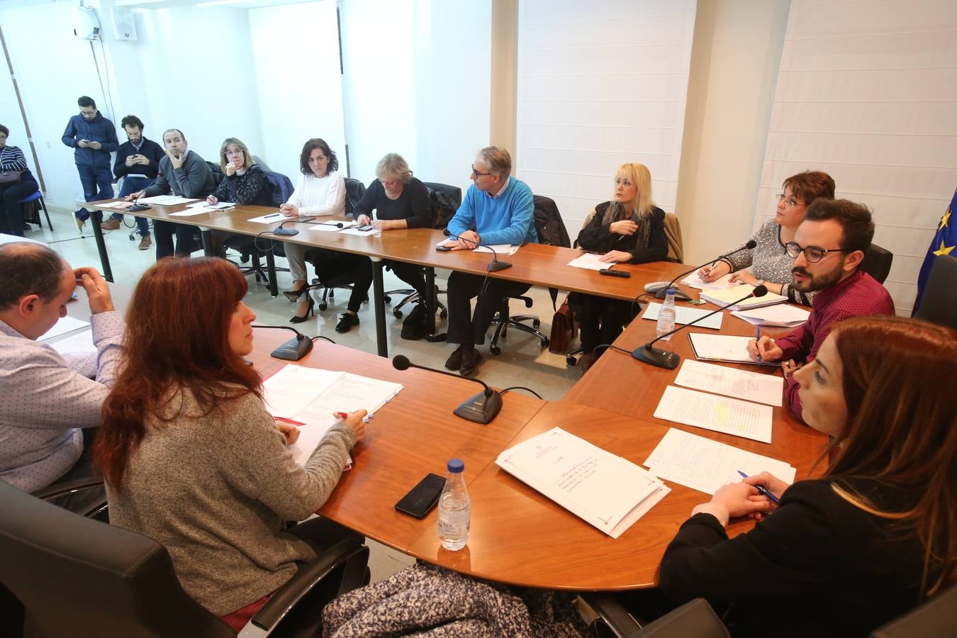 Tensión, gestos y más de una botella de agua en el pleno de Villamediana