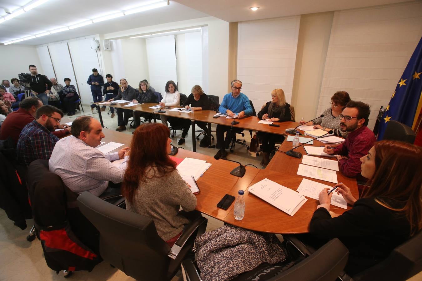 Tensión, gestos y más de una botella de agua en el pleno de Villamediana