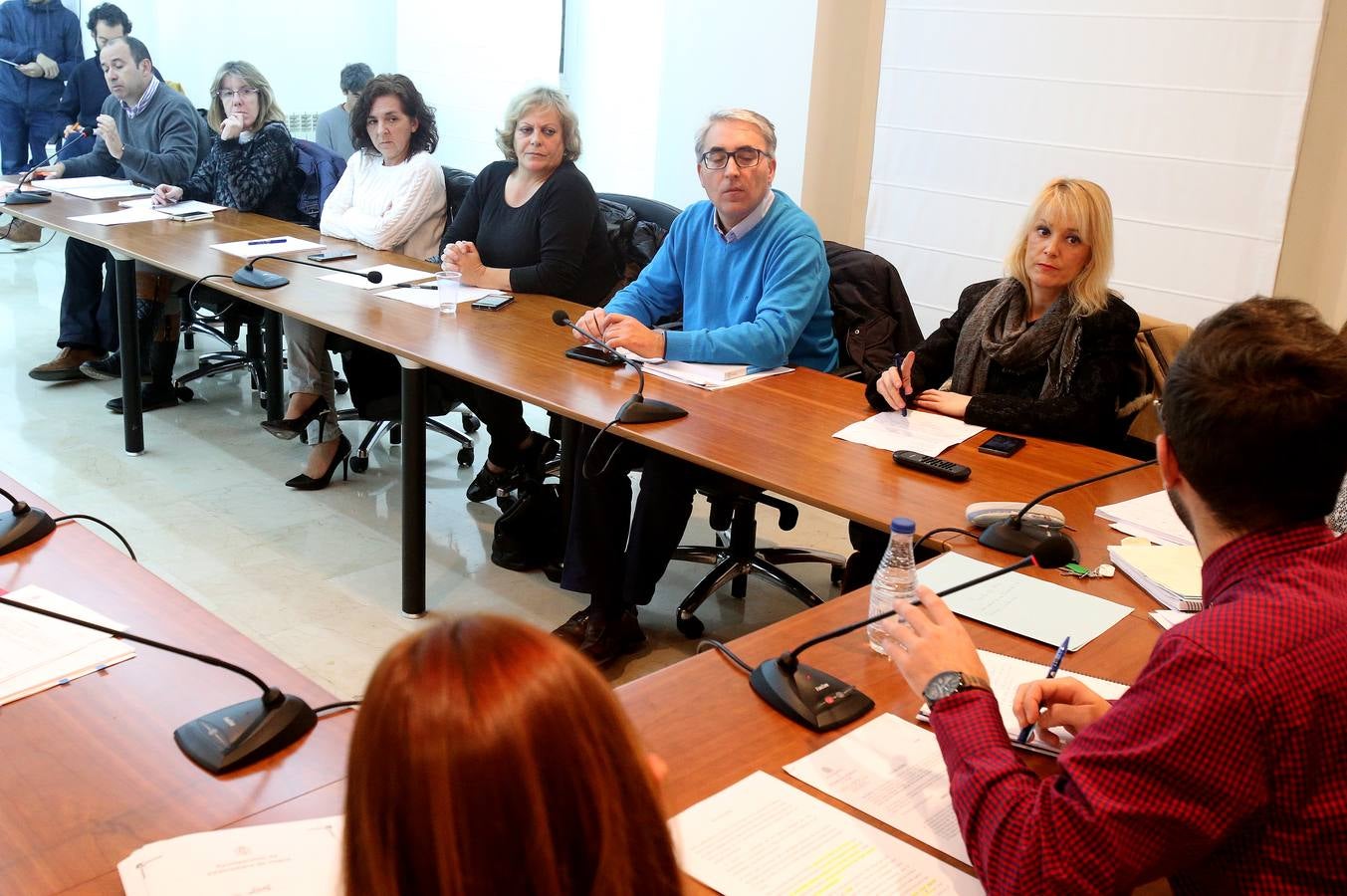 Tensión, gestos y más de una botella de agua en el pleno de Villamediana