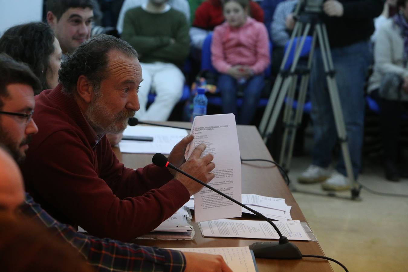 Tensión, gestos y más de una botella de agua en el pleno de Villamediana