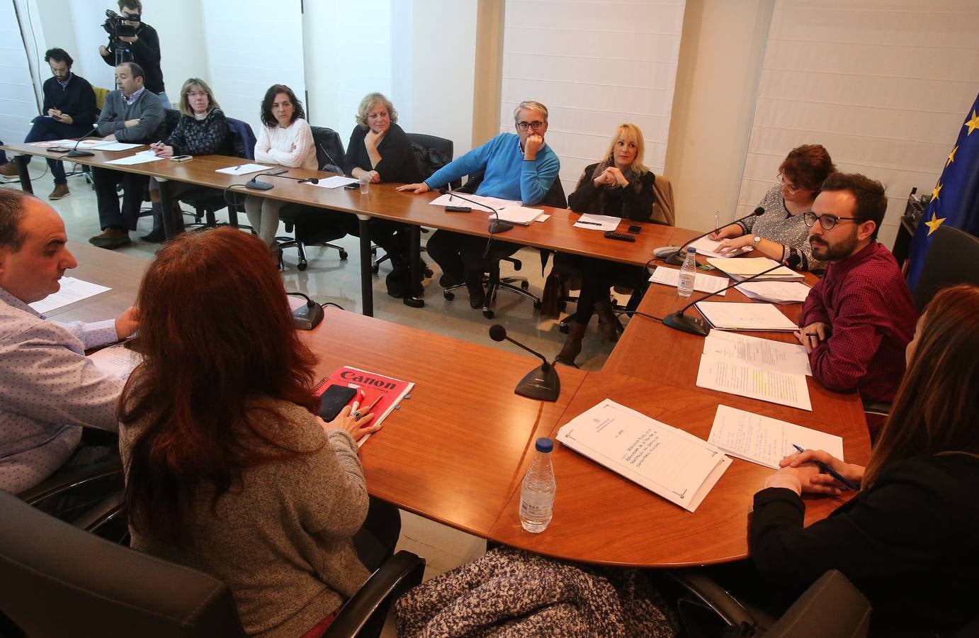 Tensión, gestos y más de una botella de agua en el pleno de Villamediana