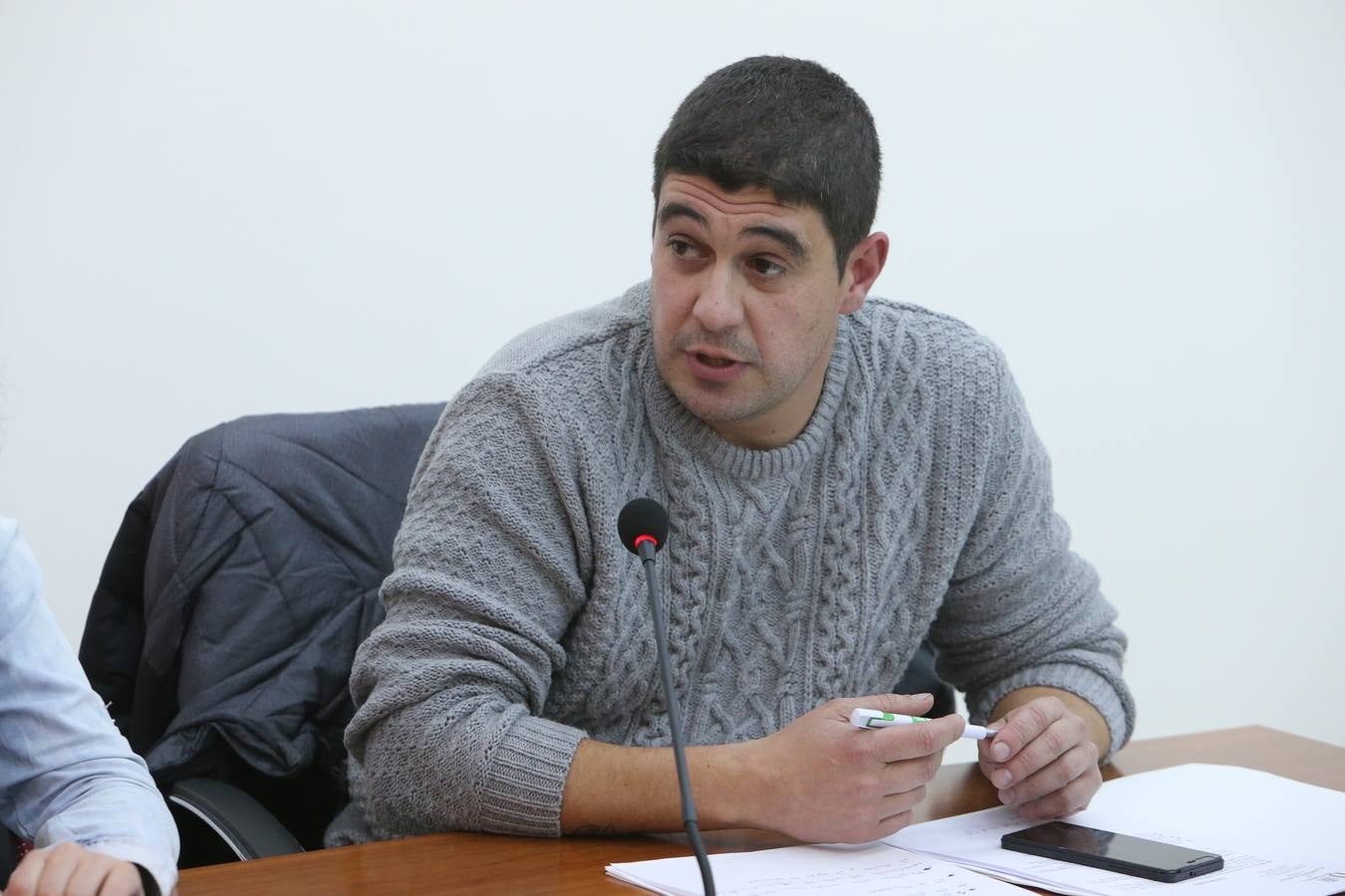 Tensión, gestos y más de una botella de agua en el pleno de Villamediana