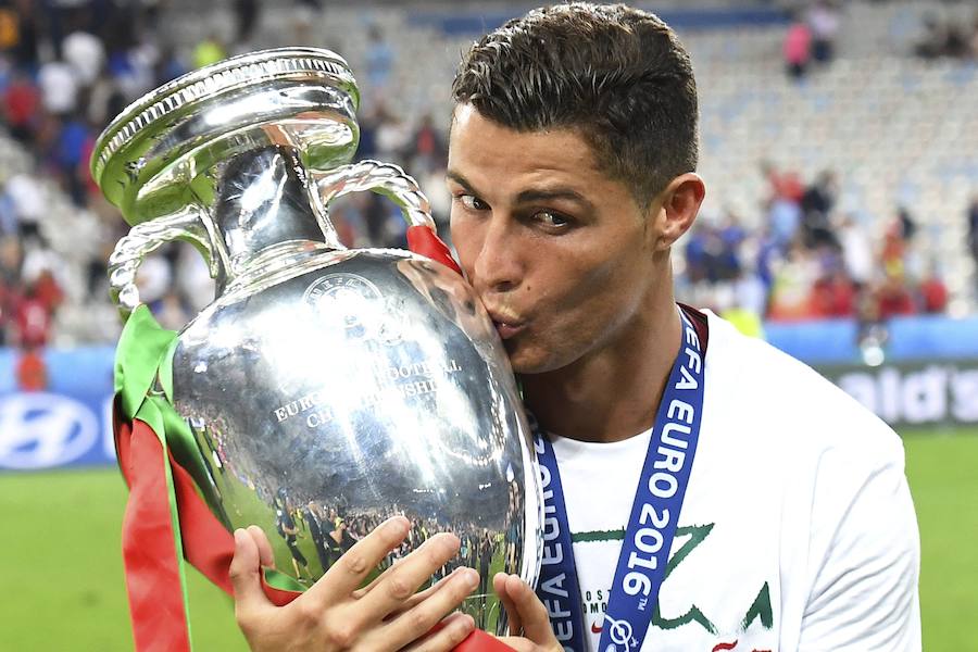 Cristiano Ronaldo besa el trofeo de la Eurocopa 2016 después de que Portugal se proclamase campeona al derrotar a Francia en la final disputada en el estadio de Saint-Denis el 10 de julio de 2016.