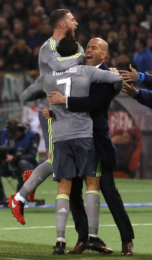 Cristiano Ronaldo celebra con Sergio Ramos y Zinedine Zidane su gol ante el Roma en el partido de ida de octavos de la Champions.