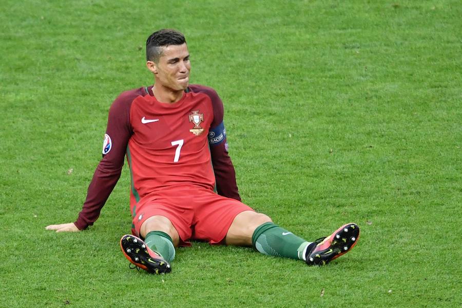 El jugador portugués llora desconsolado sobre el césped de Saint-Denis tras caer lesionado en la final de la Eurocopa disputada ante Francia.