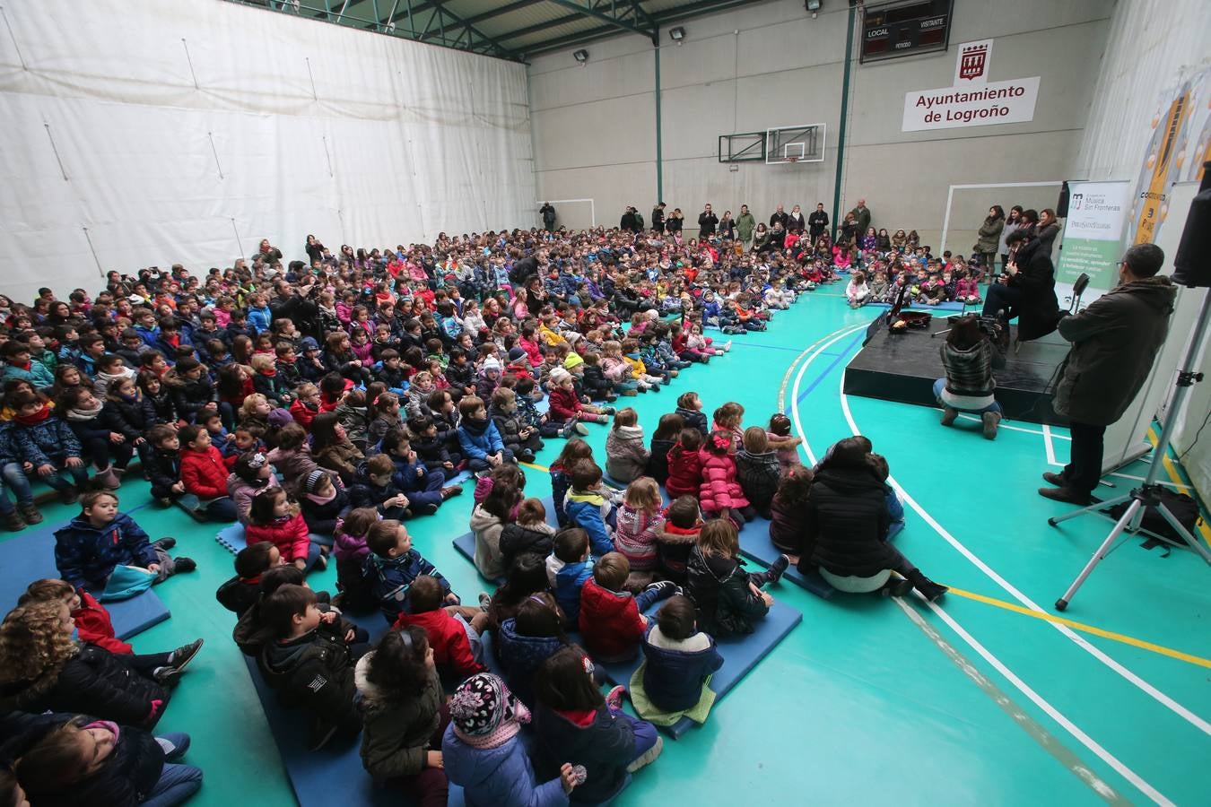 Setecientos alumnos disfrutan en el colegio Las Gaunas de la música de Pablo Sáinz Villegas