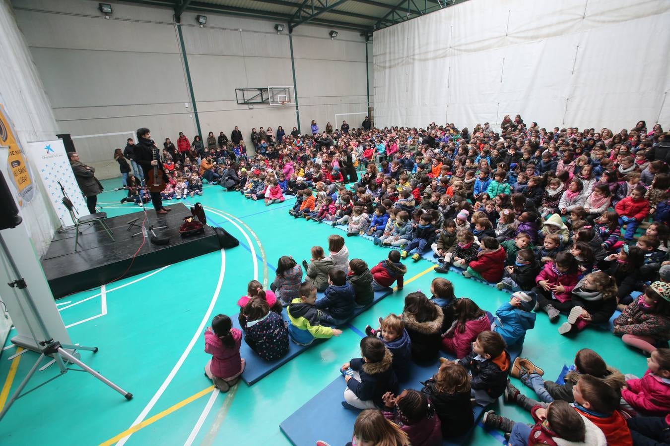 Setecientos alumnos disfrutan en el colegio Las Gaunas de la música de Pablo Sáinz Villegas