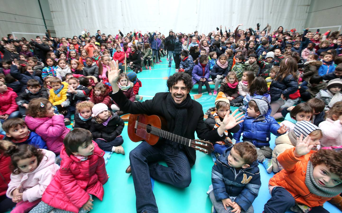 Setecientos alumnos disfrutan en el colegio Las Gaunas de la música de Pablo Sáinz Villegas