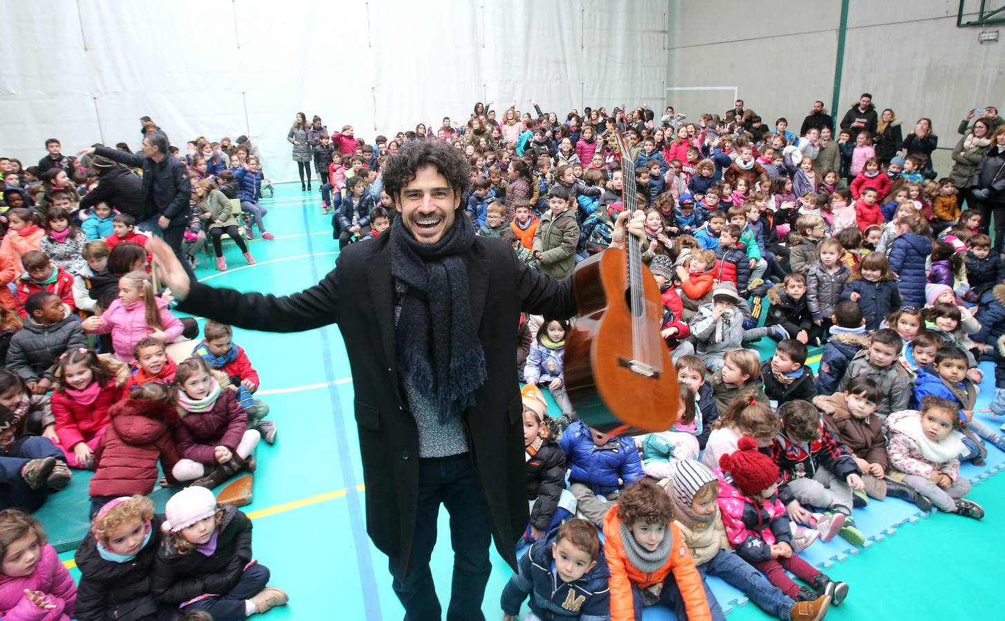 Setecientos alumnos disfrutan en el colegio Las Gaunas de la música de Pablo Sáinz Villegas