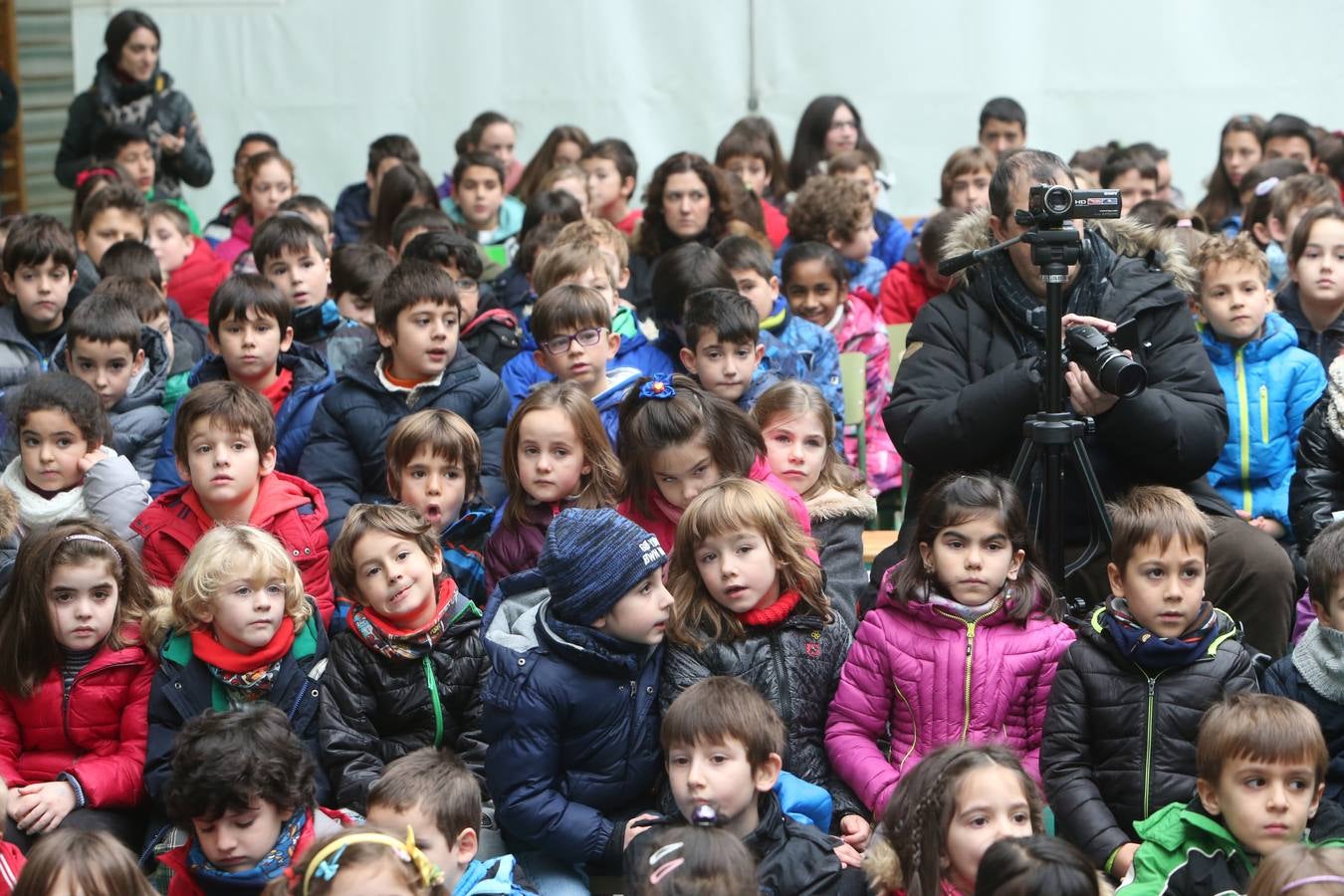 Setecientos alumnos disfrutan en el colegio Las Gaunas de la música de Pablo Sáinz Villegas