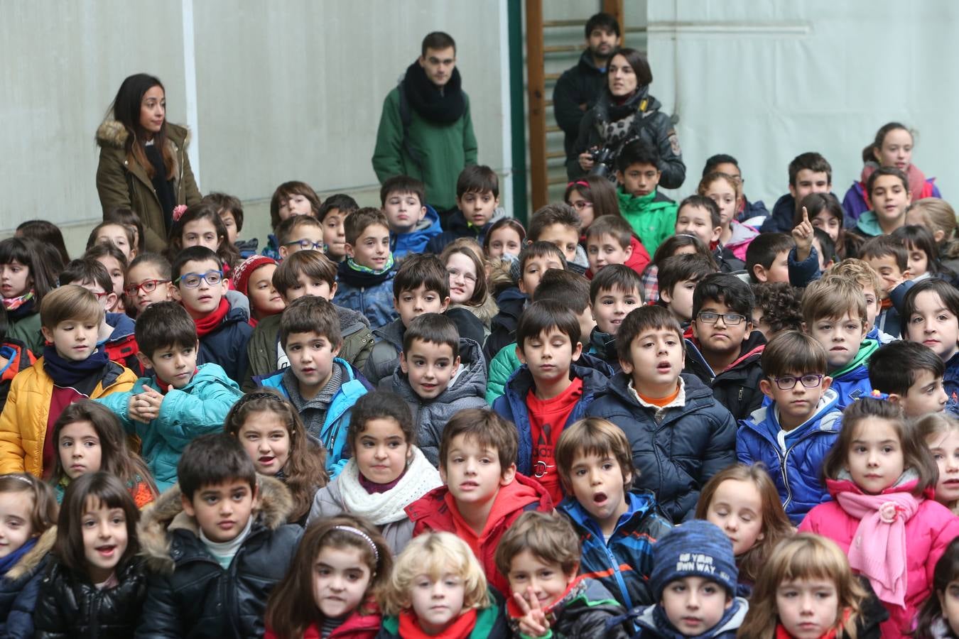 Setecientos alumnos disfrutan en el colegio Las Gaunas de la música de Pablo Sáinz Villegas