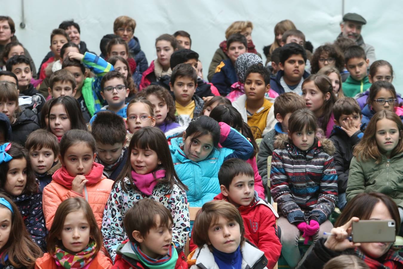 Setecientos alumnos disfrutan en el colegio Las Gaunas de la música de Pablo Sáinz Villegas