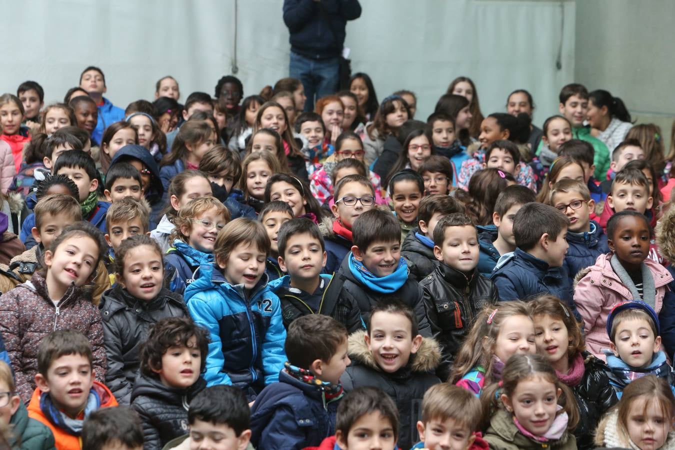 Setecientos alumnos disfrutan en el colegio Las Gaunas de la música de Pablo Sáinz Villegas