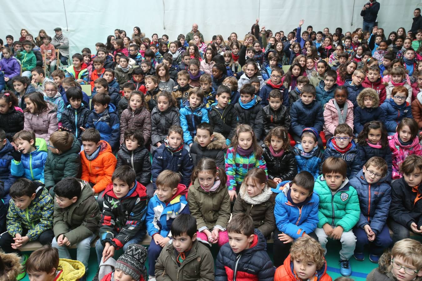 Setecientos alumnos disfrutan en el colegio Las Gaunas de la música de Pablo Sáinz Villegas