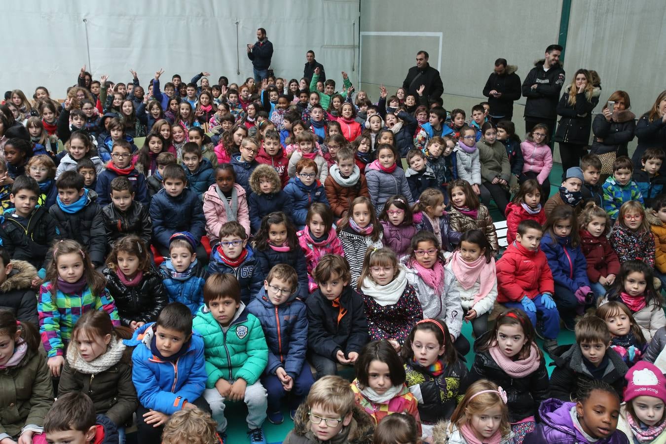 Setecientos alumnos disfrutan en el colegio Las Gaunas de la música de Pablo Sáinz Villegas