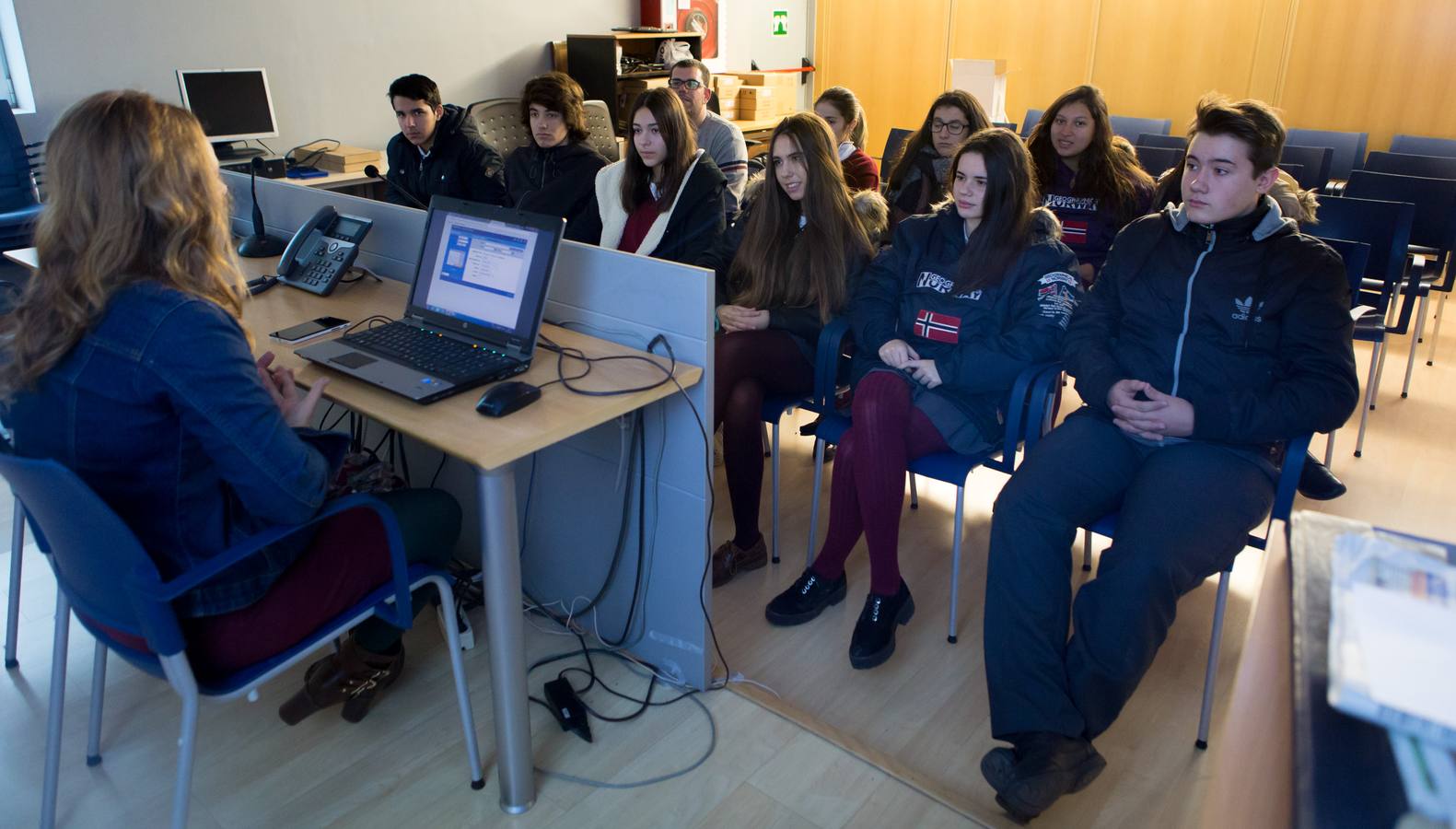 Los alumnos del programa Pmar II del Sagrado Corazón, Jesuitas visitan la multimedia de Diario LA RIOJA