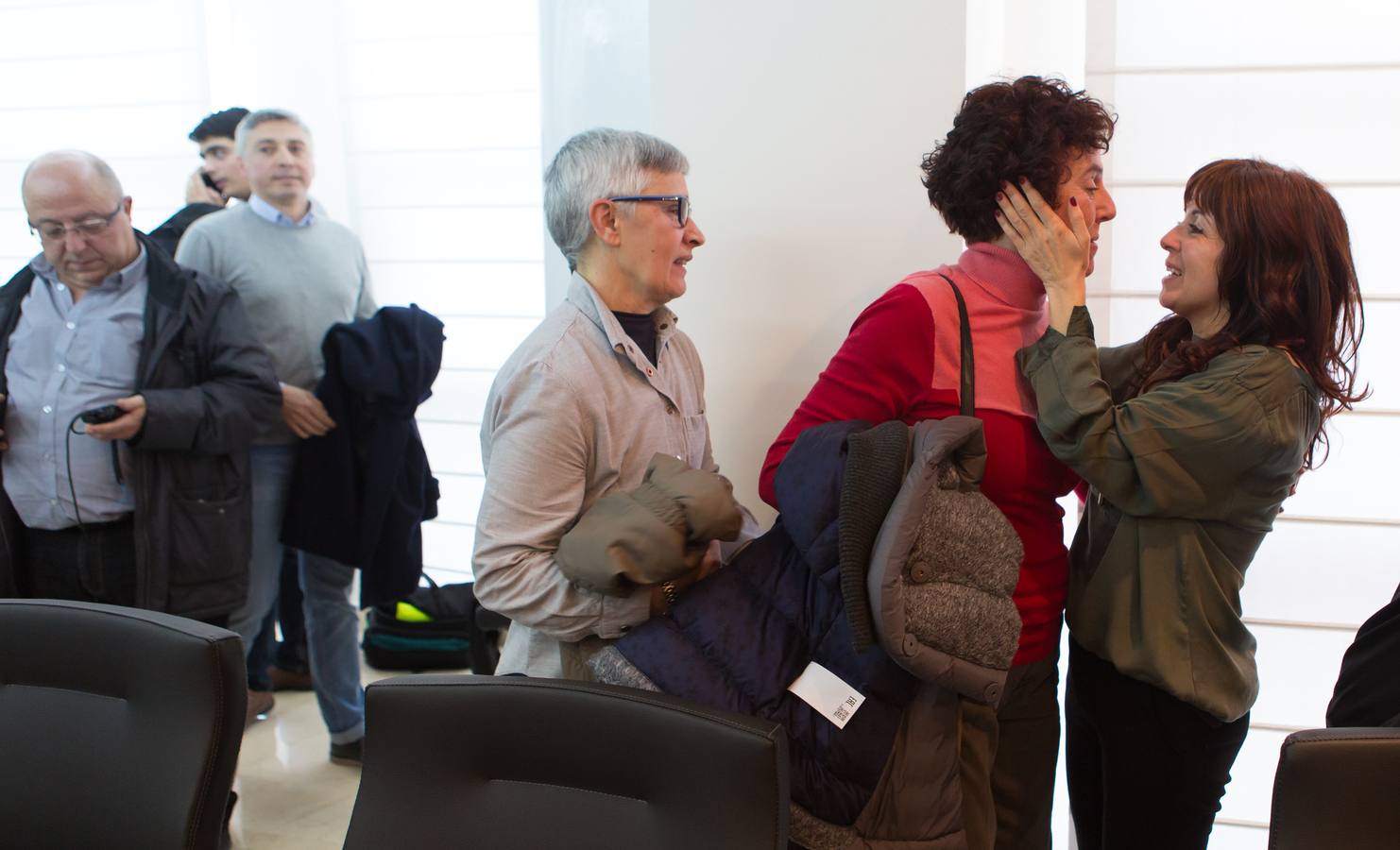 Gestos, abrazos y felicitaciones en el Ayuntamiento de Villamediana tras la moción de censura de su hasta hoy alcalde