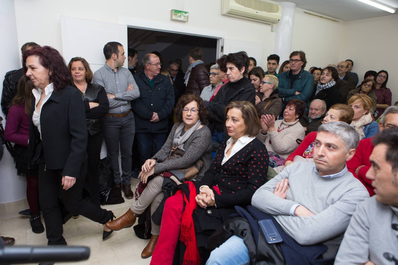 Gestos, abrazos y felicitaciones en el Ayuntamiento de Villamediana tras la moción de censura de su hasta hoy alcalde