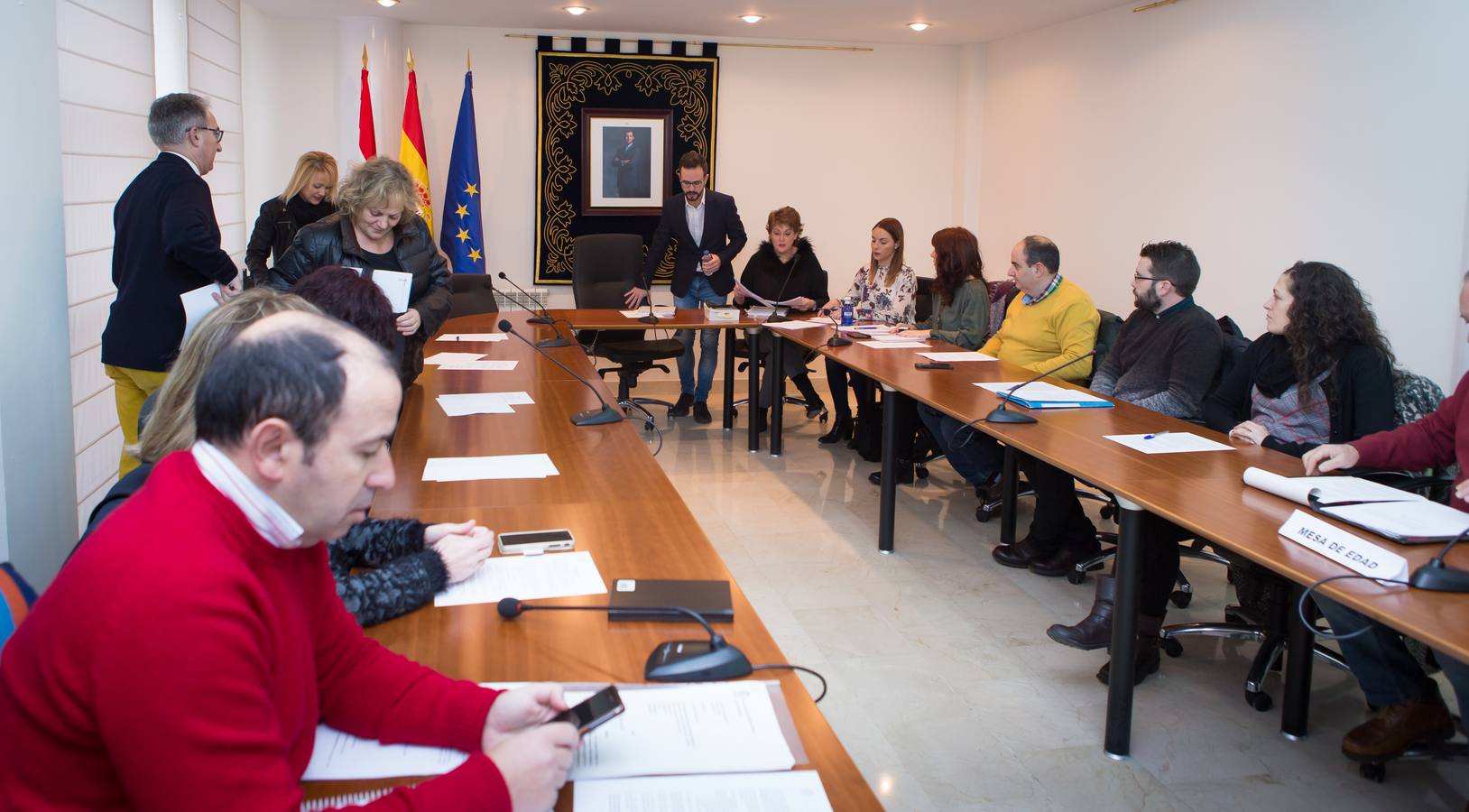 Gestos, abrazos y felicitaciones en el Ayuntamiento de Villamediana tras la moción de censura de su hasta hoy alcalde