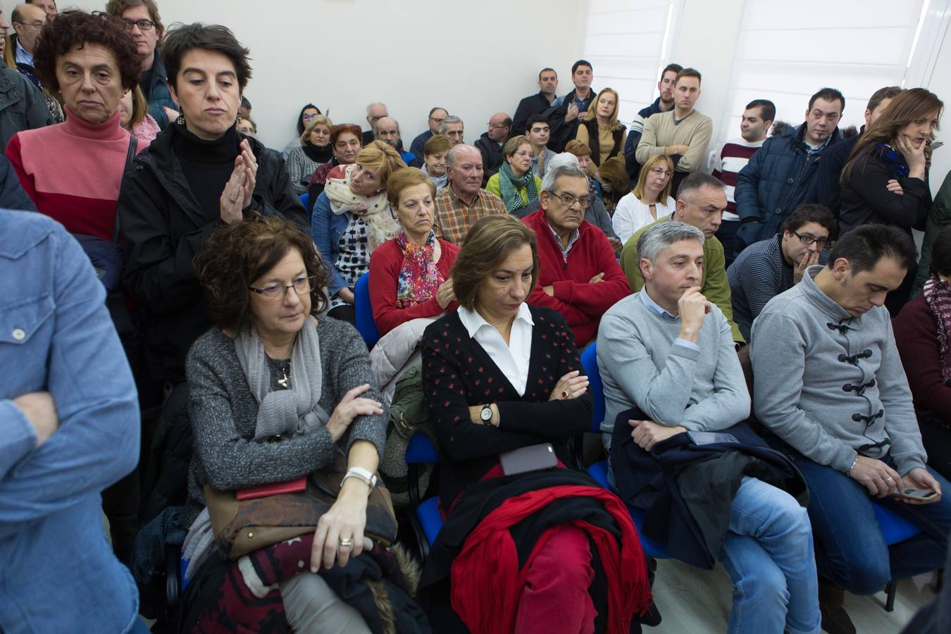 Gestos, abrazos y felicitaciones en el Ayuntamiento de Villamediana tras la moción de censura de su hasta hoy alcalde