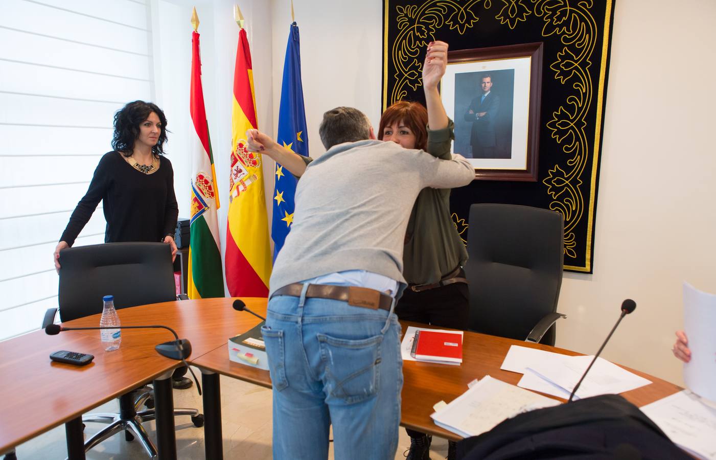 Gestos, abrazos y felicitaciones en el Ayuntamiento de Villamediana tras la moción de censura de su hasta hoy alcalde