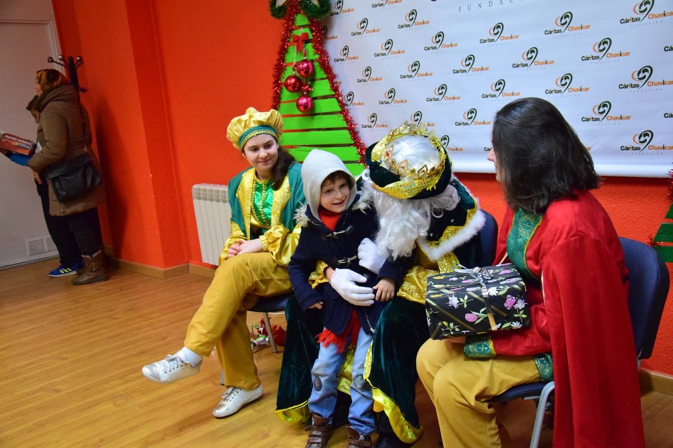 Cáritas entrega a los niños los regalos de los Reyes Magos