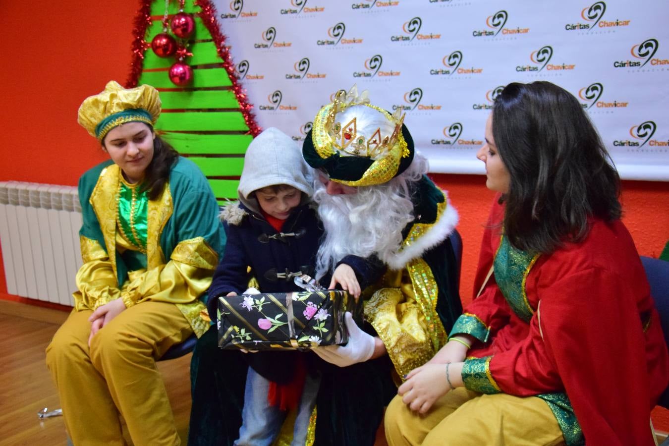 Cáritas entrega a los niños los regalos de los Reyes Magos