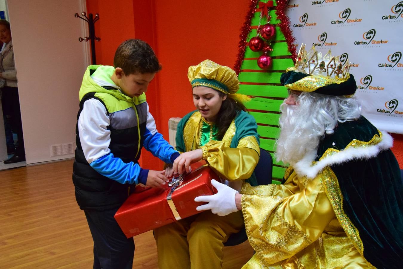 Cáritas entrega a los niños los regalos de los Reyes Magos