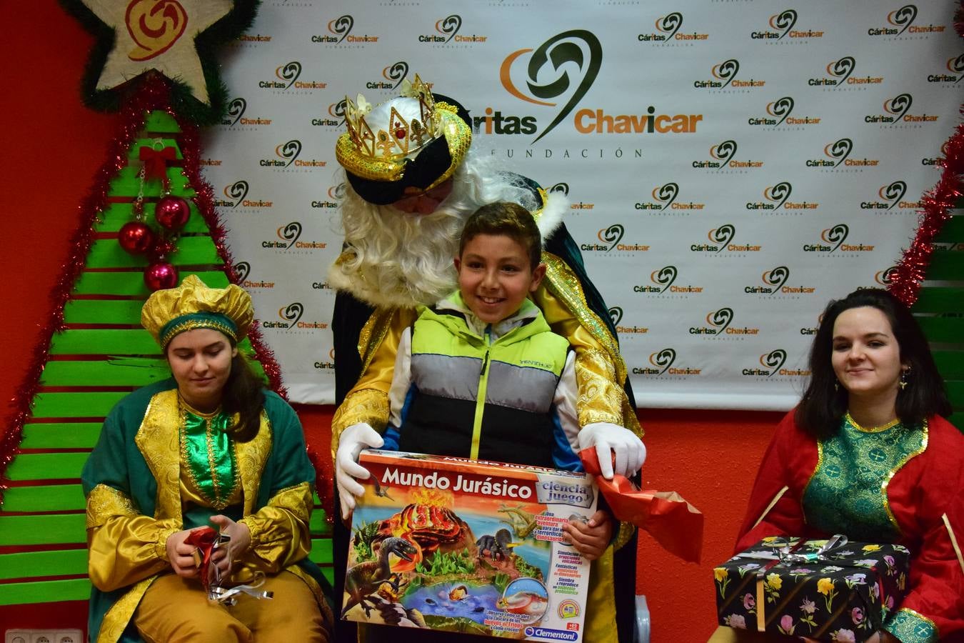 Cáritas entrega a los niños los regalos de los Reyes Magos