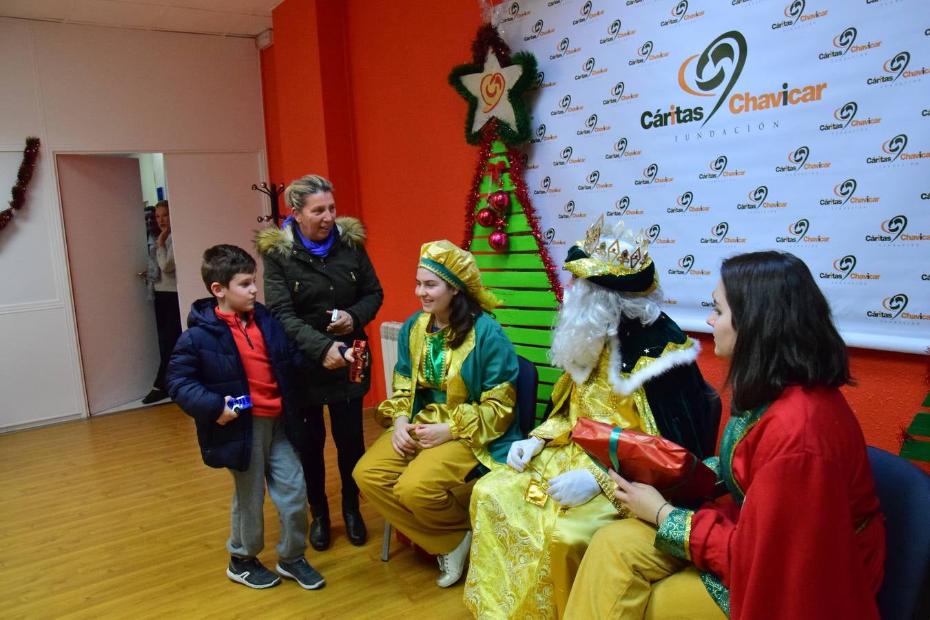 Cáritas entrega a los niños los regalos de los Reyes Magos