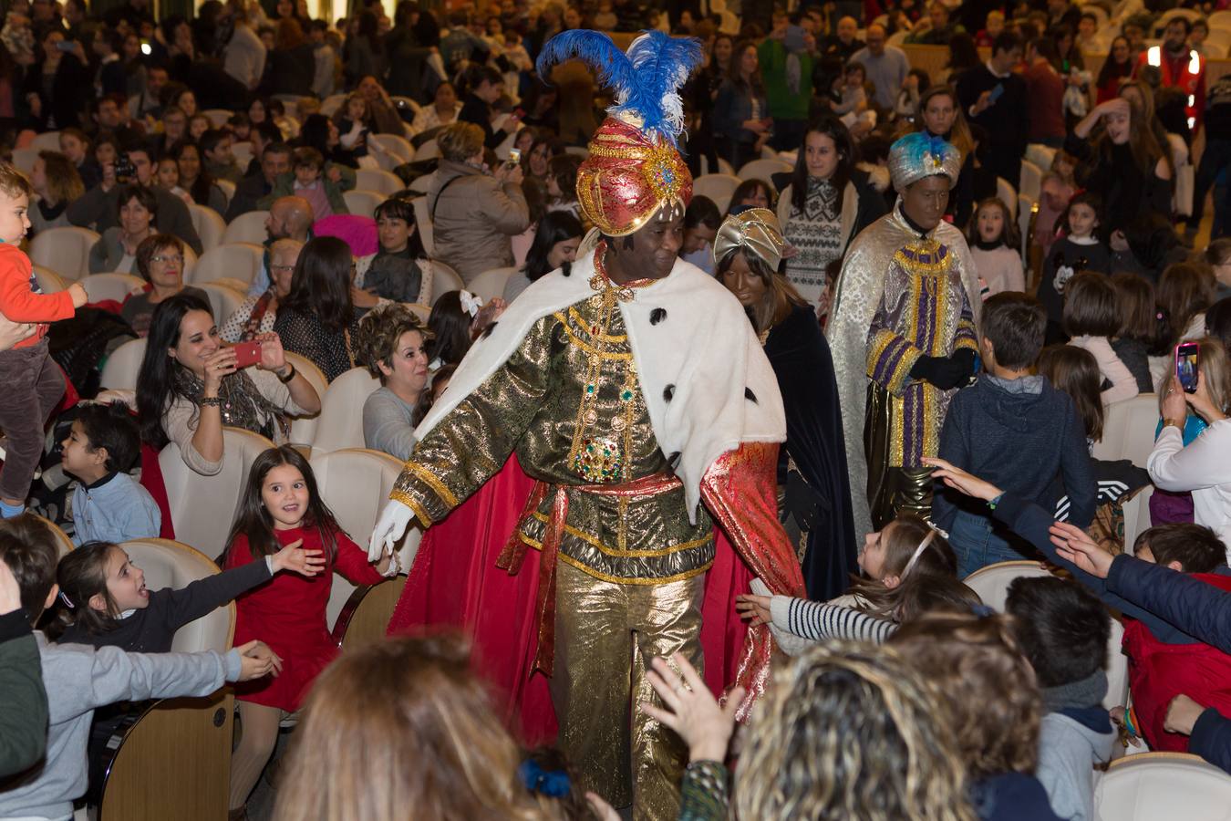 Sonrisas y lloros en la visita de los Reyes al Auditorio