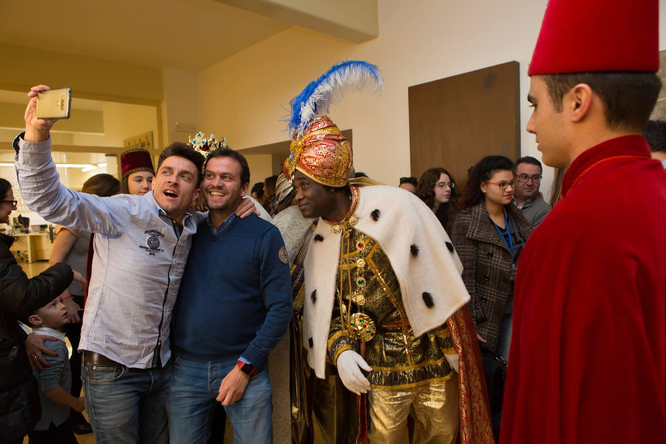 Sonrisas y lloros en la visita de los Reyes al Auditorio