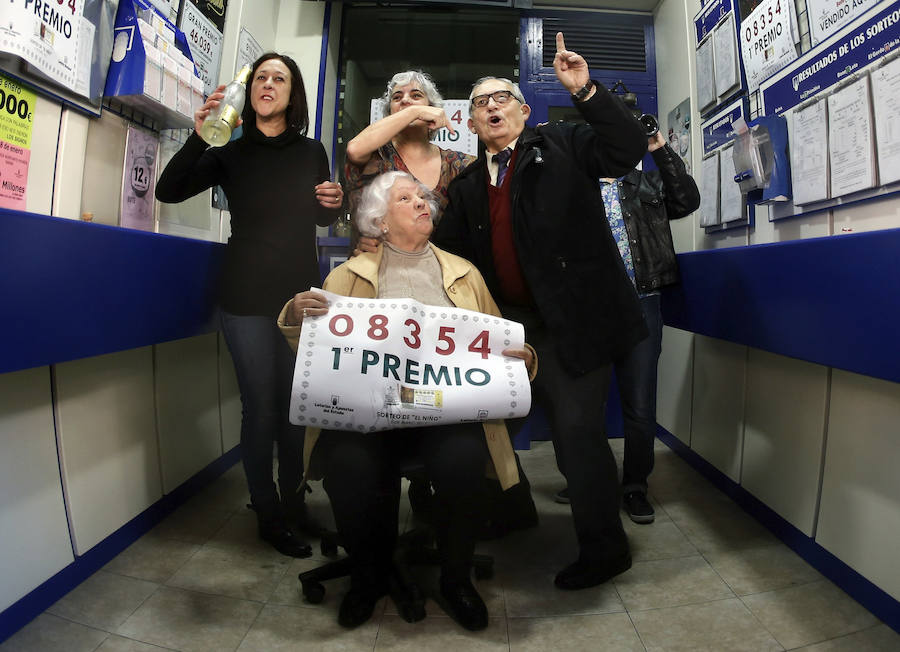 Las dueñas de la administración número 3 de Torrent (Valencia) celebran el primer premio de 'El Niño', vendido íntegramente en su administración.