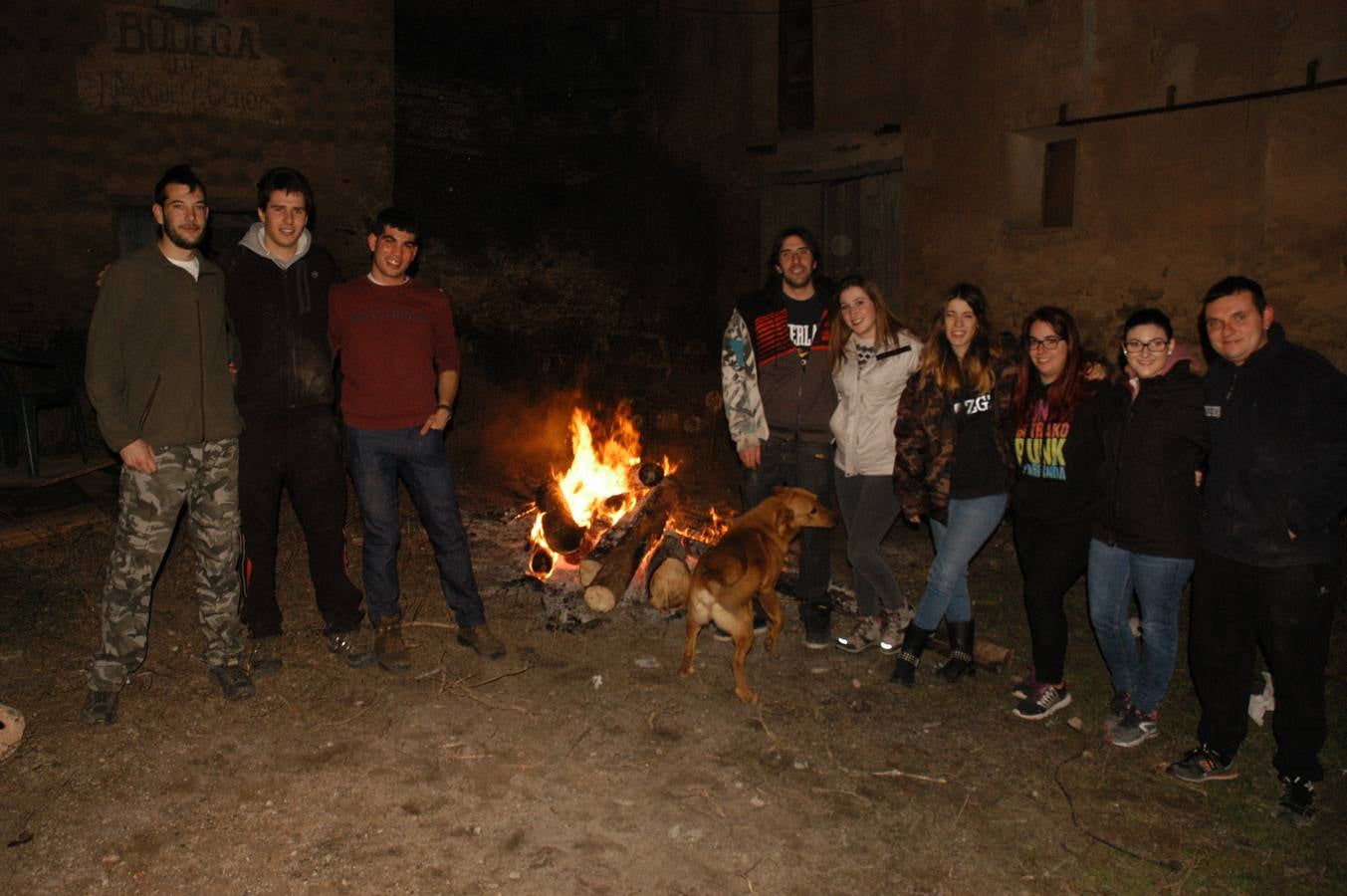 Cervera enciende los tradicionales fuegos de San Antón