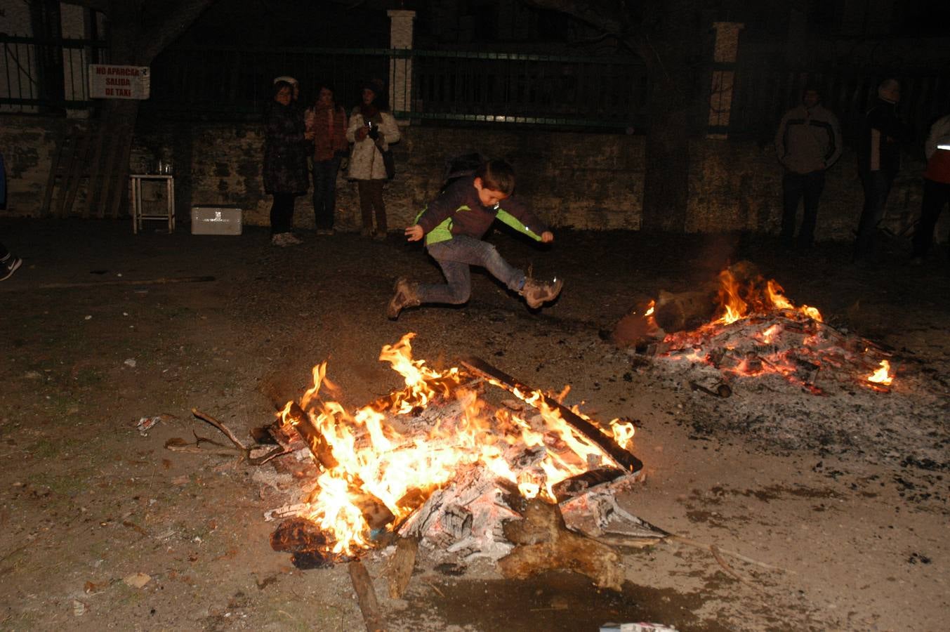 Cervera enciende los tradicionales fuegos de San Antón