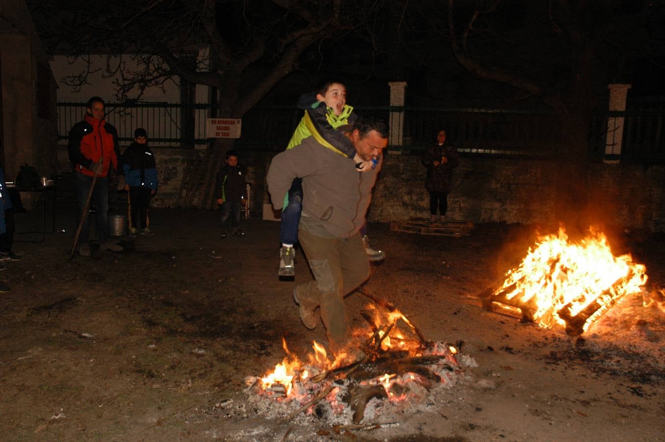 Cervera enciende los tradicionales fuegos de San Antón