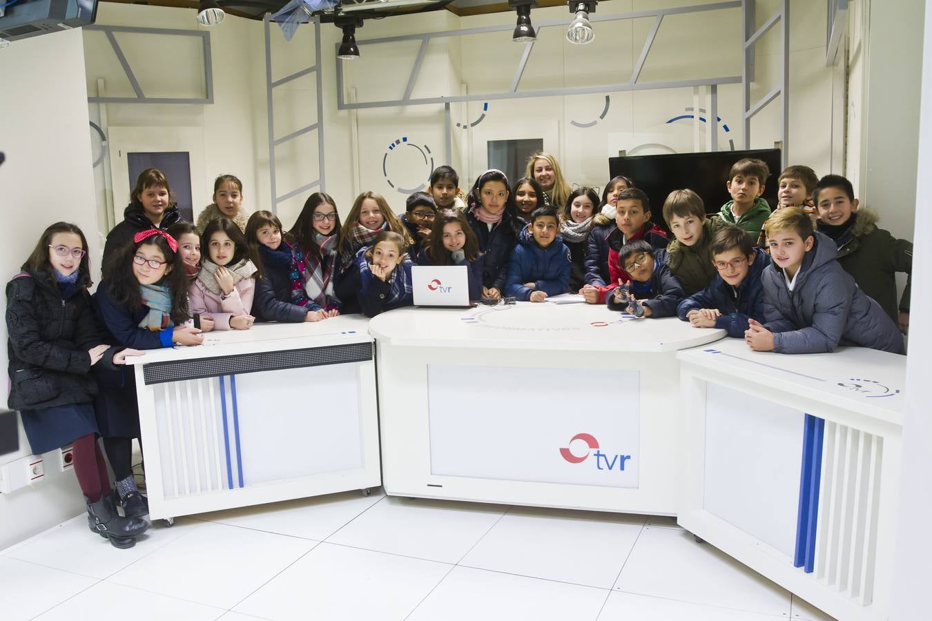 Los alumnos de 5º de Primaria del Colegio logroñés Adoratrices visitan la multimedia de Diario LA RIOJA