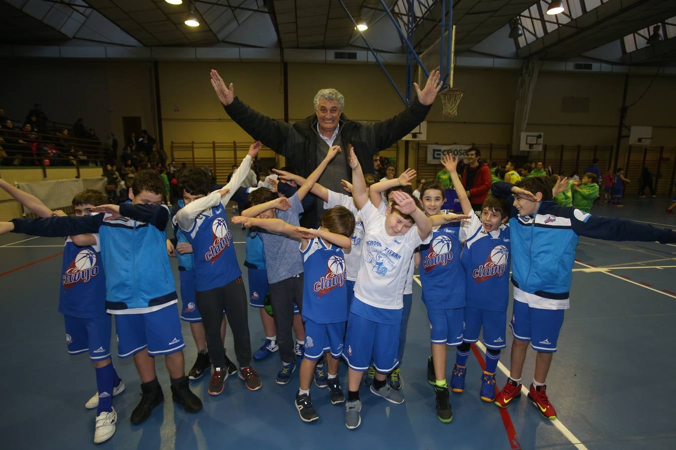 Fernando Romay participa en el entrenamiento de la cantera del CB Clavijo