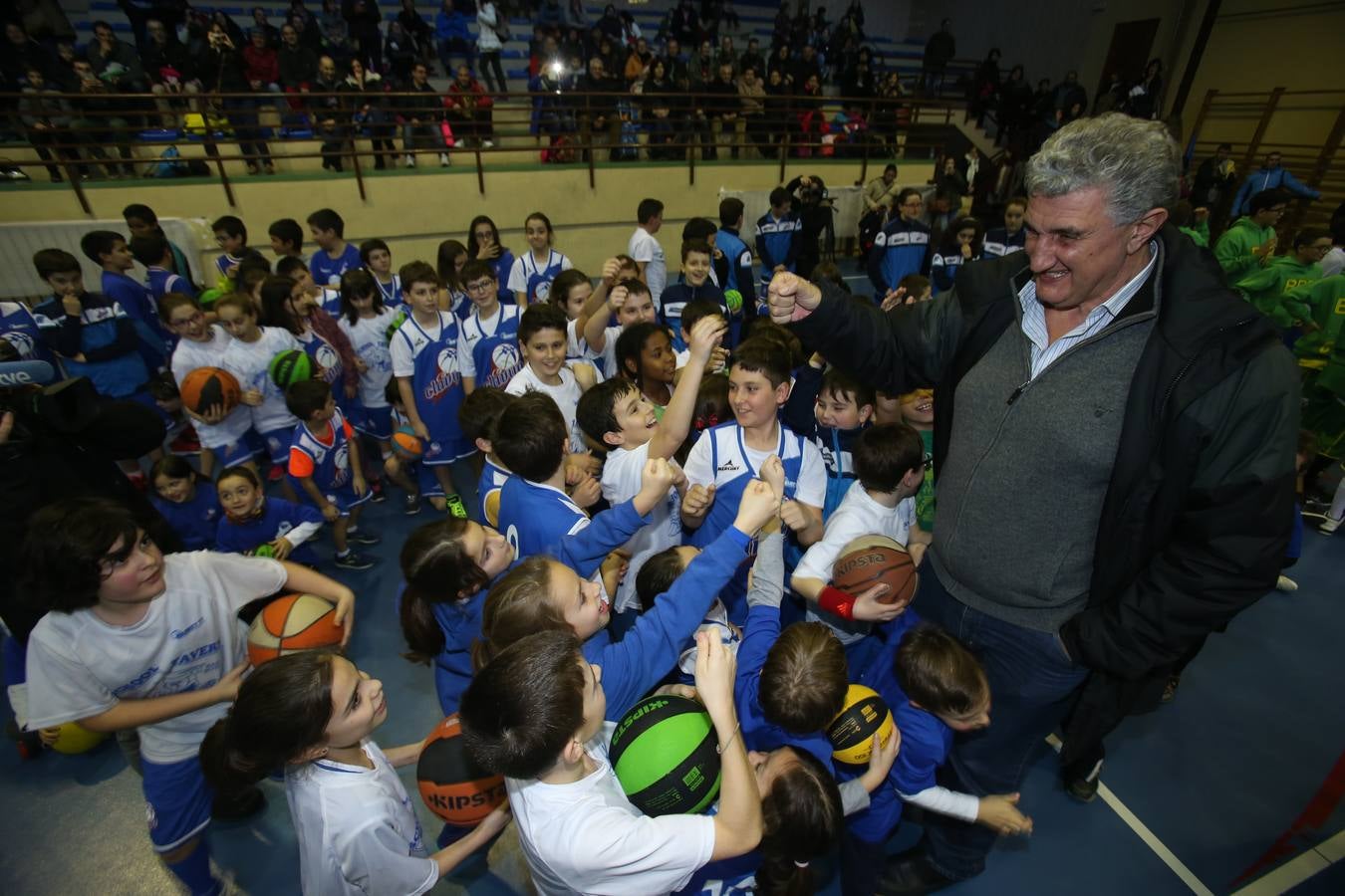 Fernando Romay participa en el entrenamiento de la cantera del CB Clavijo