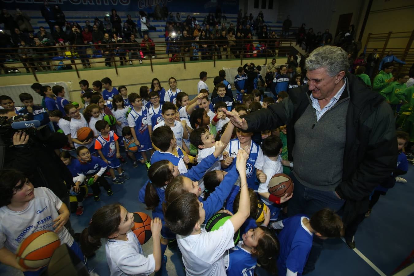 Fernando Romay participa en el entrenamiento de la cantera del CB Clavijo