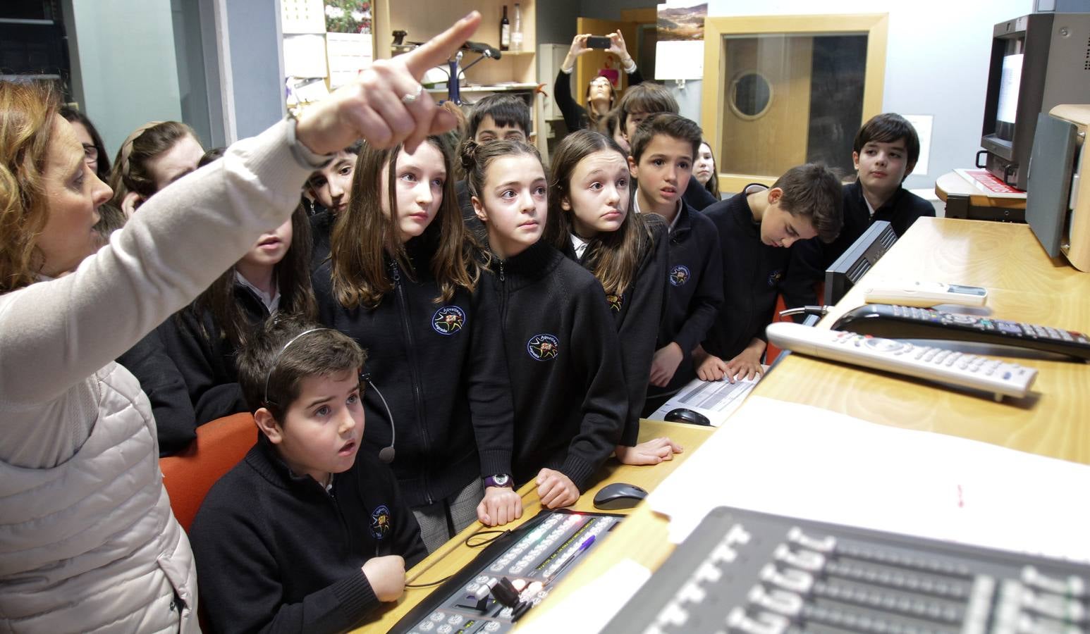 Los alumnos del 6º B del colegio Nuestra Señora del Buen Consejo, Agustinas, visitan la multimedia de Diario LA RIOJA
