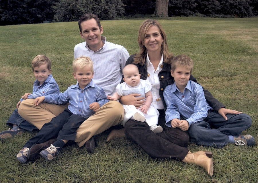 En la felicitación de Navidad de 2005, la familia Urdangarín Borbón dejó esta estampa con la familia al completo.