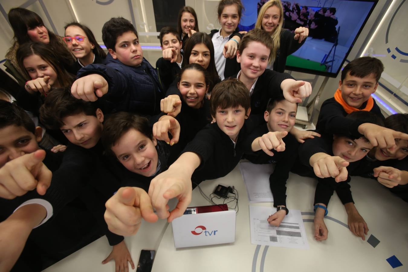 Los de alumnos de 6ºC del colegio Nuestra Señora del Buen Consejo, Agustinas, visitan la mulmedia de Diario LA RIOJA